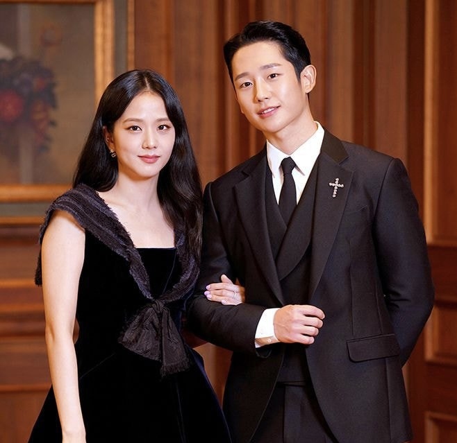 Jung Hae In ve BLACKPINK'ten Jisoo’nun, 'Snowdrop' Dizisinin Basın Toplantısındaki Fotoğrafları Netizenler Tarafından Eleştirildi