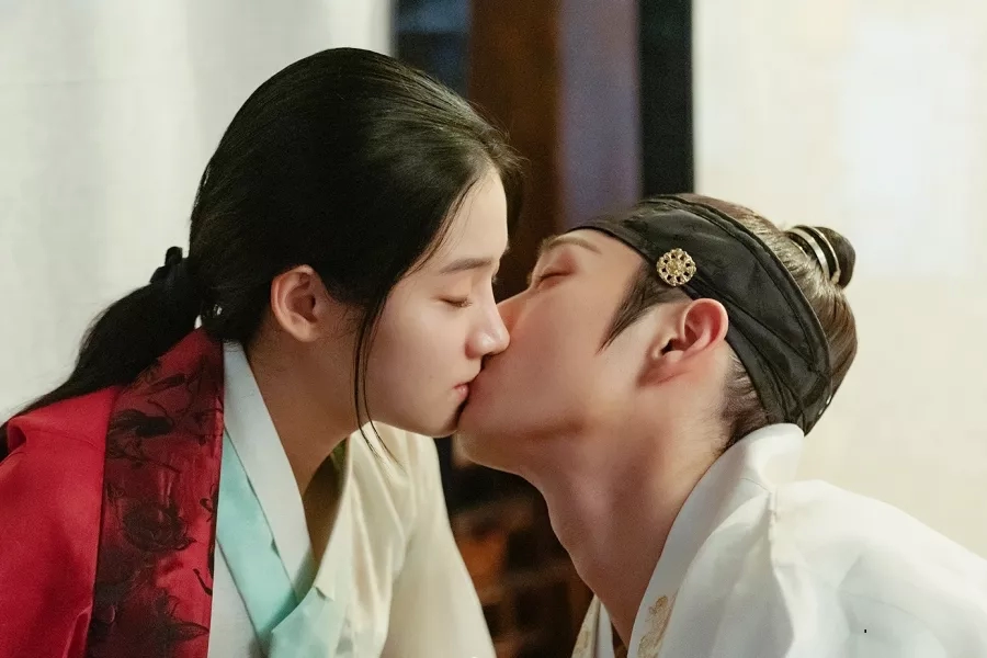 Kim Young Dae ve Park Ju Hyun “The Forbidden Marriage”de İlk Öpücüklerini Paylaşıyor