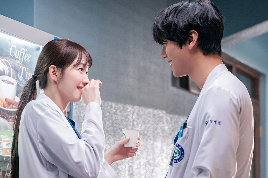 “Dr. Romantic 3” Dizisinden Lee Sung Kyung ve Ahn Hyo Seop'un Fotoğrafları Paylaşıldı