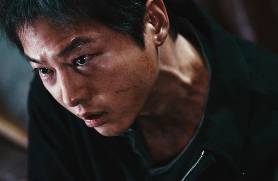 Song Joong Ki'nin Yaklaşan Filminden Yeni Bir Afiş Yayımlandı