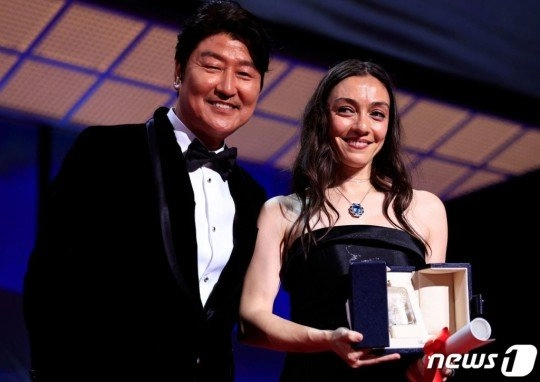 Song Kang Ho Cannes'da Merve Dizdar'a Ödülünü Sundu